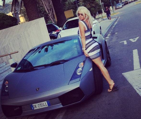 El eterno femenino de una imaginativa pintora