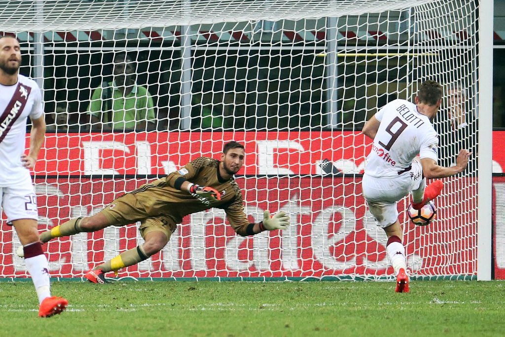 Gianluigi Donnarumma atajando en el Milan. Foto: EFE