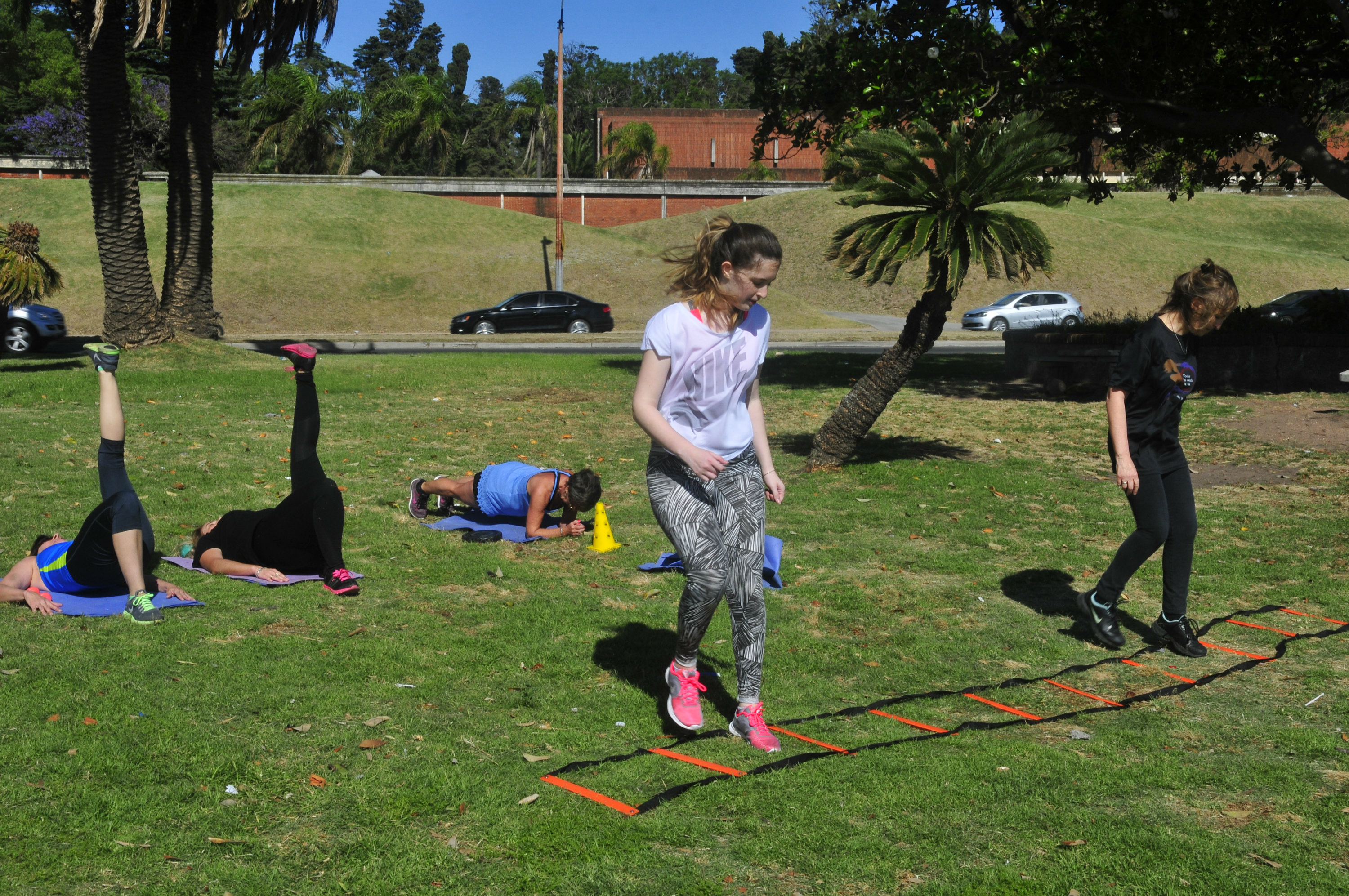 Jannette traslada elementos del gimnasio para sus rutinas. Foto: F. Flores.
