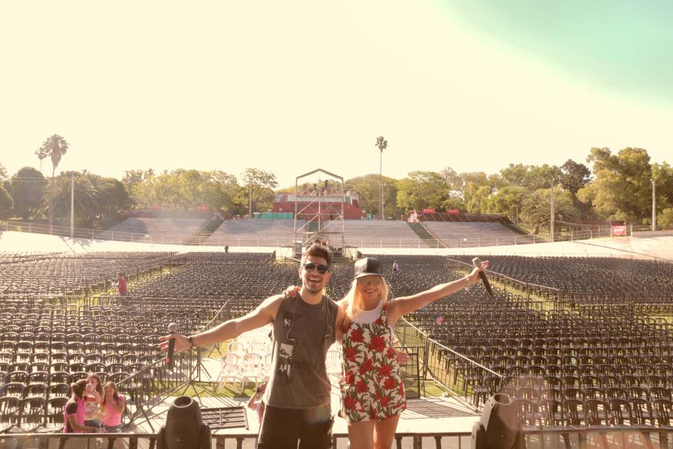 Fer Vázquez y Emilia Mernes en la previa del show en el Velódromo. Foto: Facebook Rombai