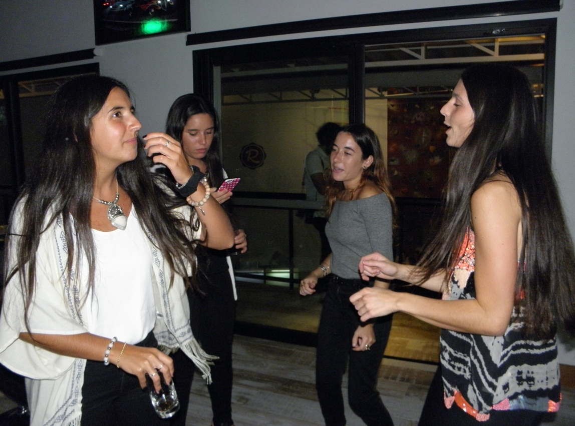 Las chicas se movieron al ritmo de varios clásicos del pop que eligió el Dj.