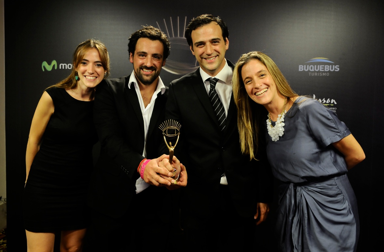 Facundo Ponce de León y el equipo responsable de El origen con su Iris a la Mejor Producción. Foto: Darwin Borrelli