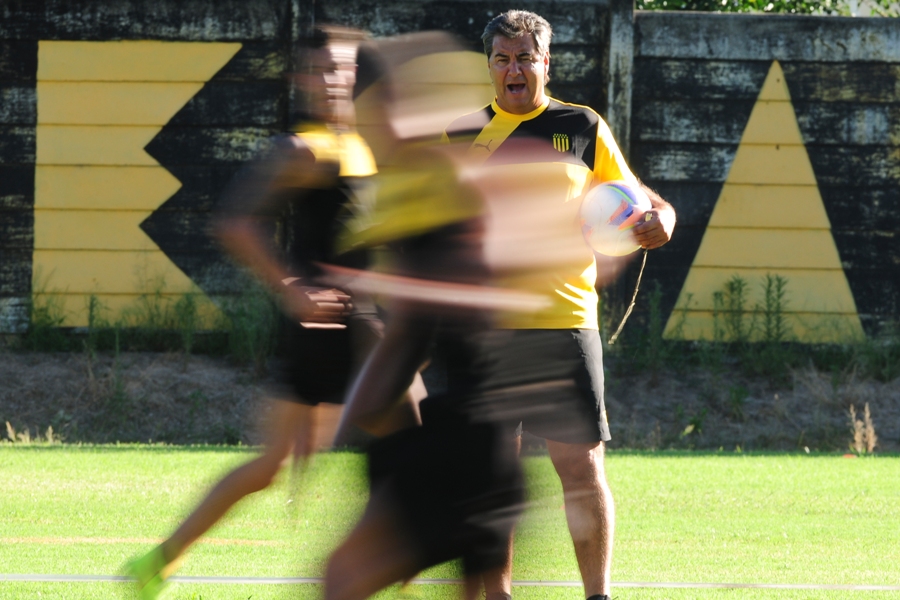 Jorge Da Silva da indicaciones tras su primer entrenamiento en Peñarol. Foto: Fernando Ponzetto