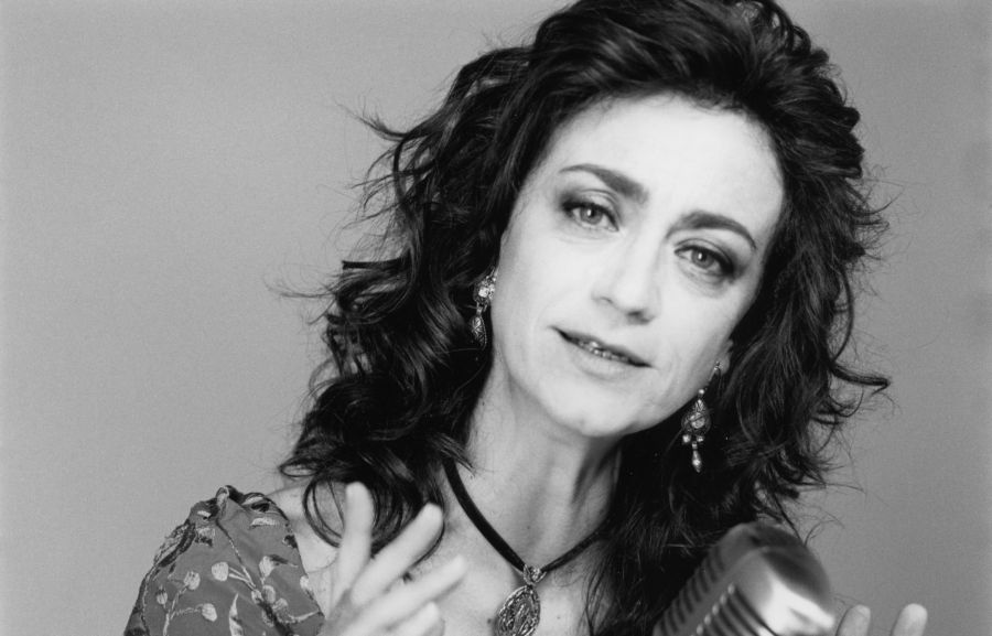 El eterno femenino de una imaginativa pintora