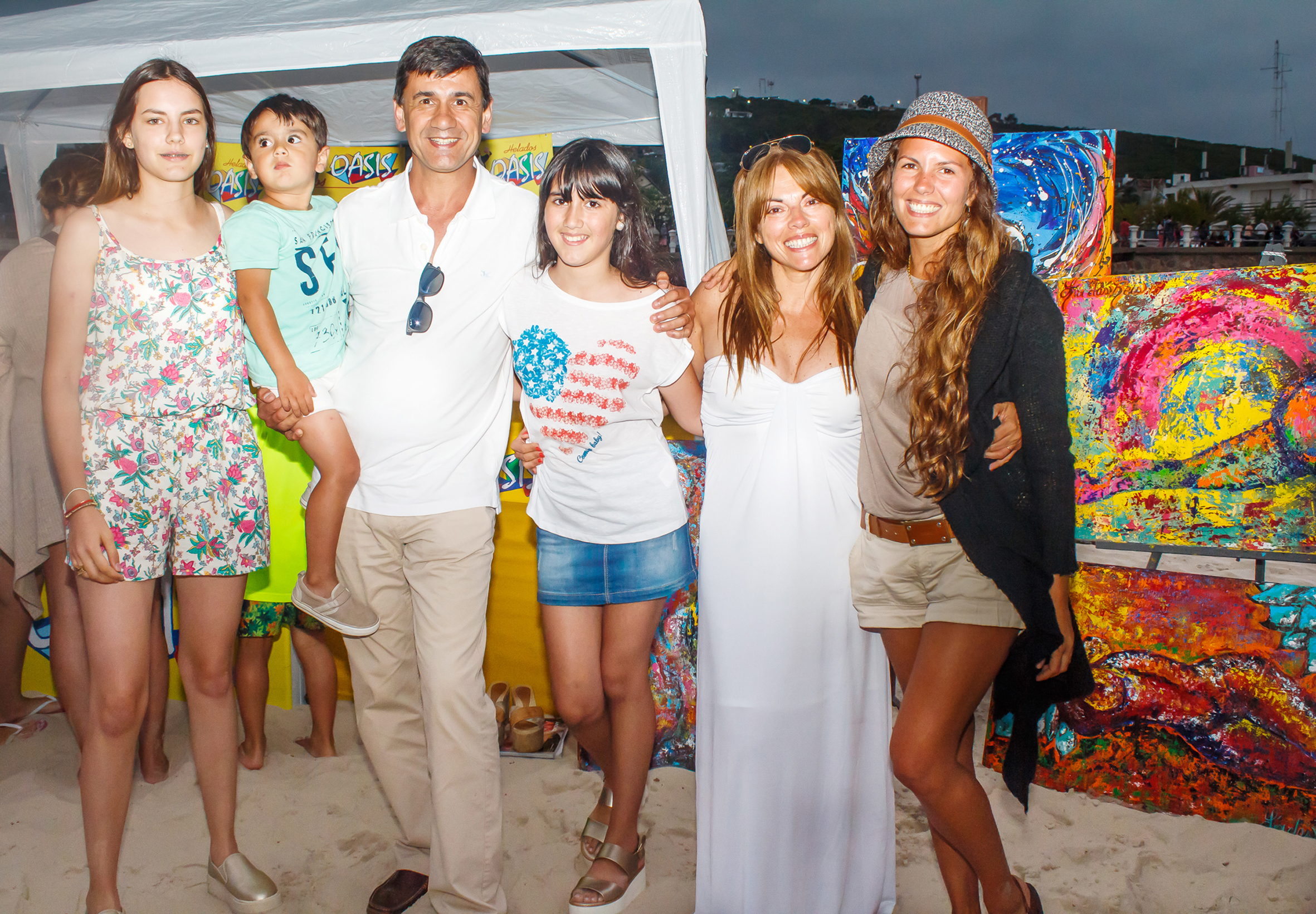 Azul, Valentino, Milton y, Mia Orrego, Marcela y Lia Dos Reis.