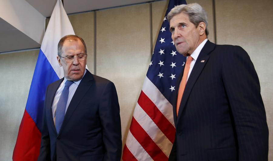 Los jefes diplomáticos de Rusia y EE.UU. entran a la reunión. Foto: Reuters