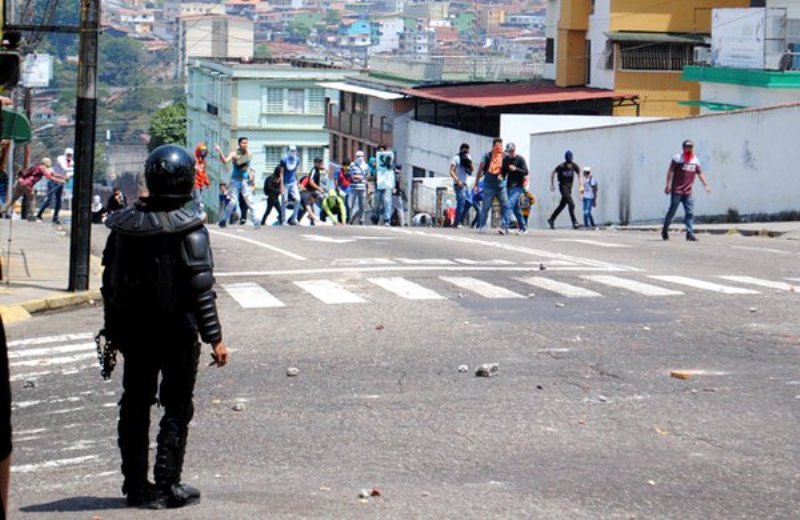 Estudiantes se enfrentan con policías. Foto; @VielmaEsTachira