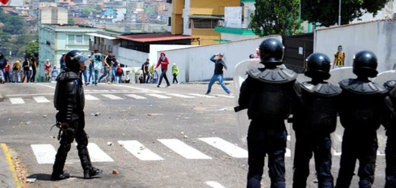 Estudiantes venezolanos se enfrentan con policías. Foto; José Vielma