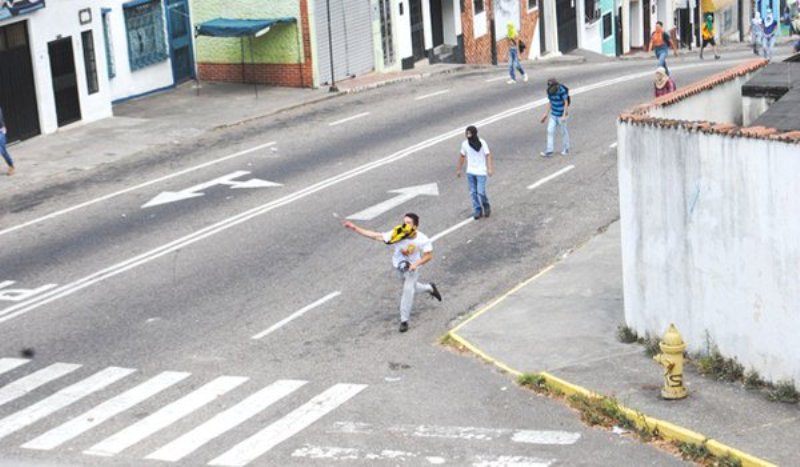 Estudiantes se enfrentan con policías. Foto; @VielmaEsTachira