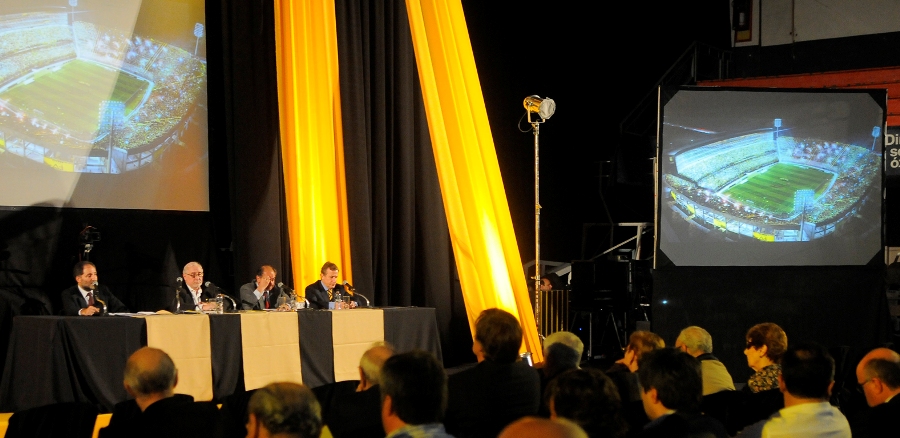 Puntapié. Los socios aprobaron el proyecto de construcción del nuevo estadio; en las pantallas del Palacio Peñarol ya se observaba el boceto que luego sería llevado a la realidad.