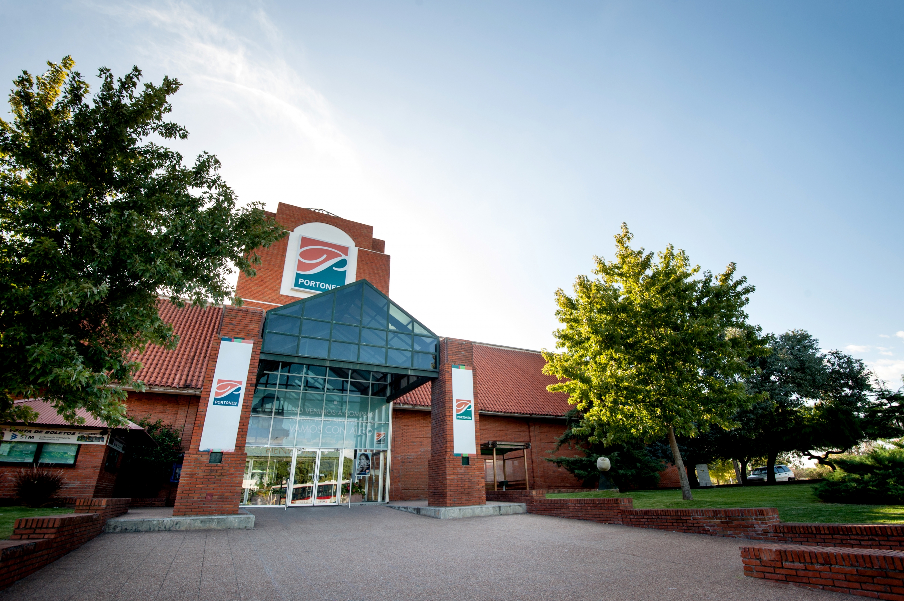 El eterno femenino de una imaginativa pintora