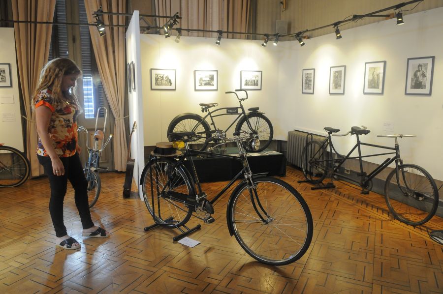 El eterno femenino de una imaginativa pintora