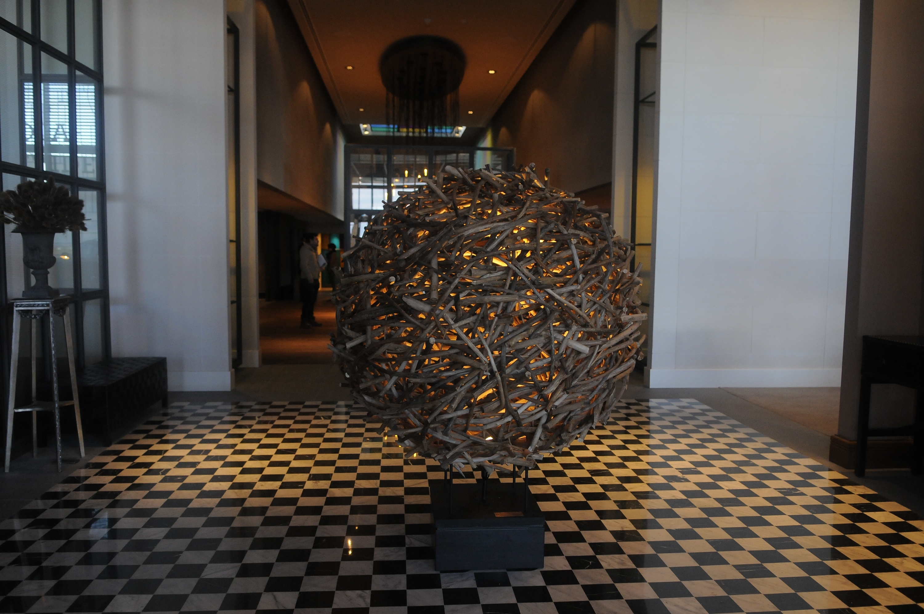 La escultura de madera de Raúl Sampayo que da la bienvenida a los visitantes.