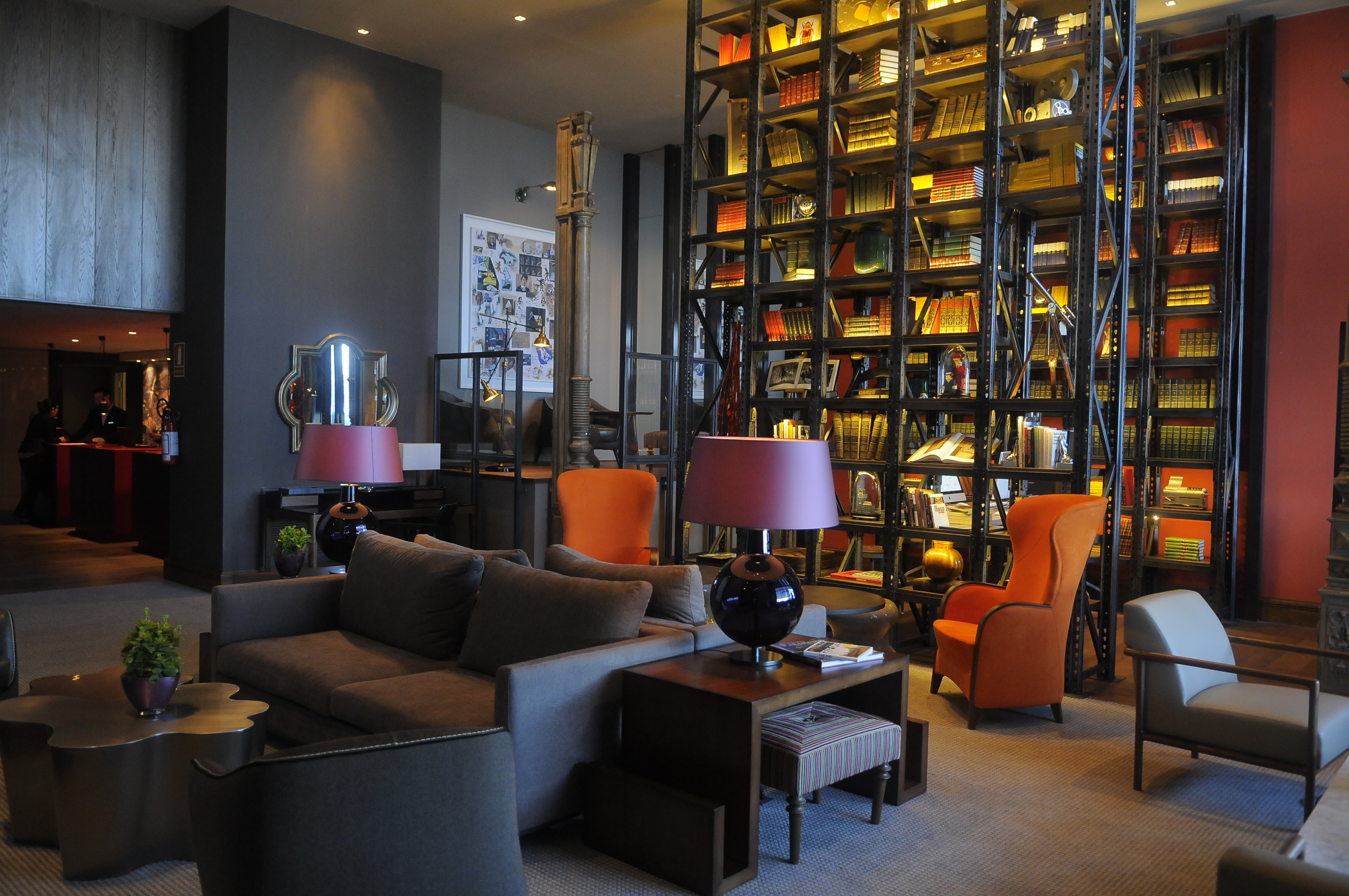 En El Corner se destaca una biblioteca muy completa, con libros de autores uruguayos.