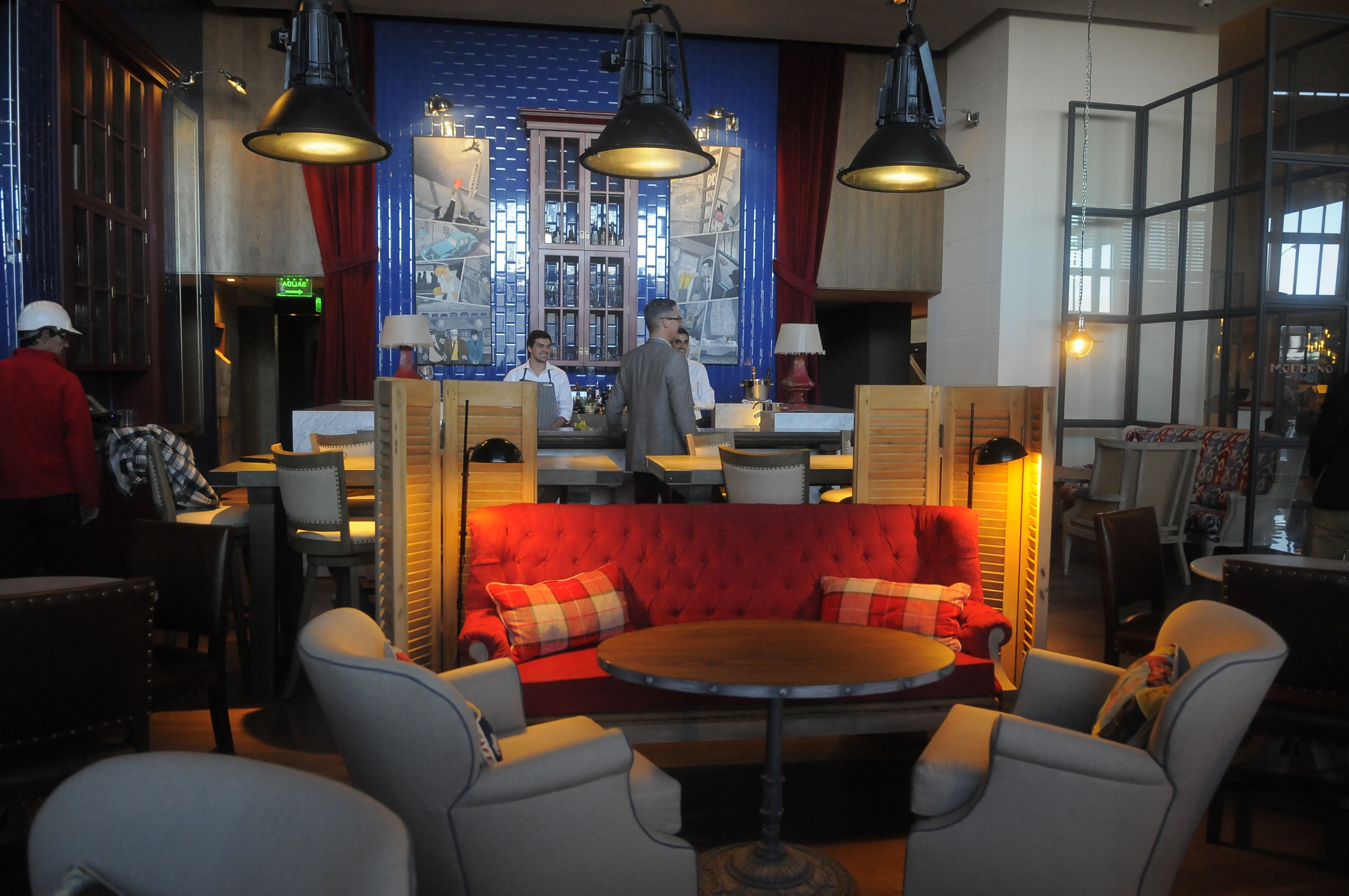 El Moderno Bar, que con sus luces y cortinas de terciopelo recuerda a un teatro.