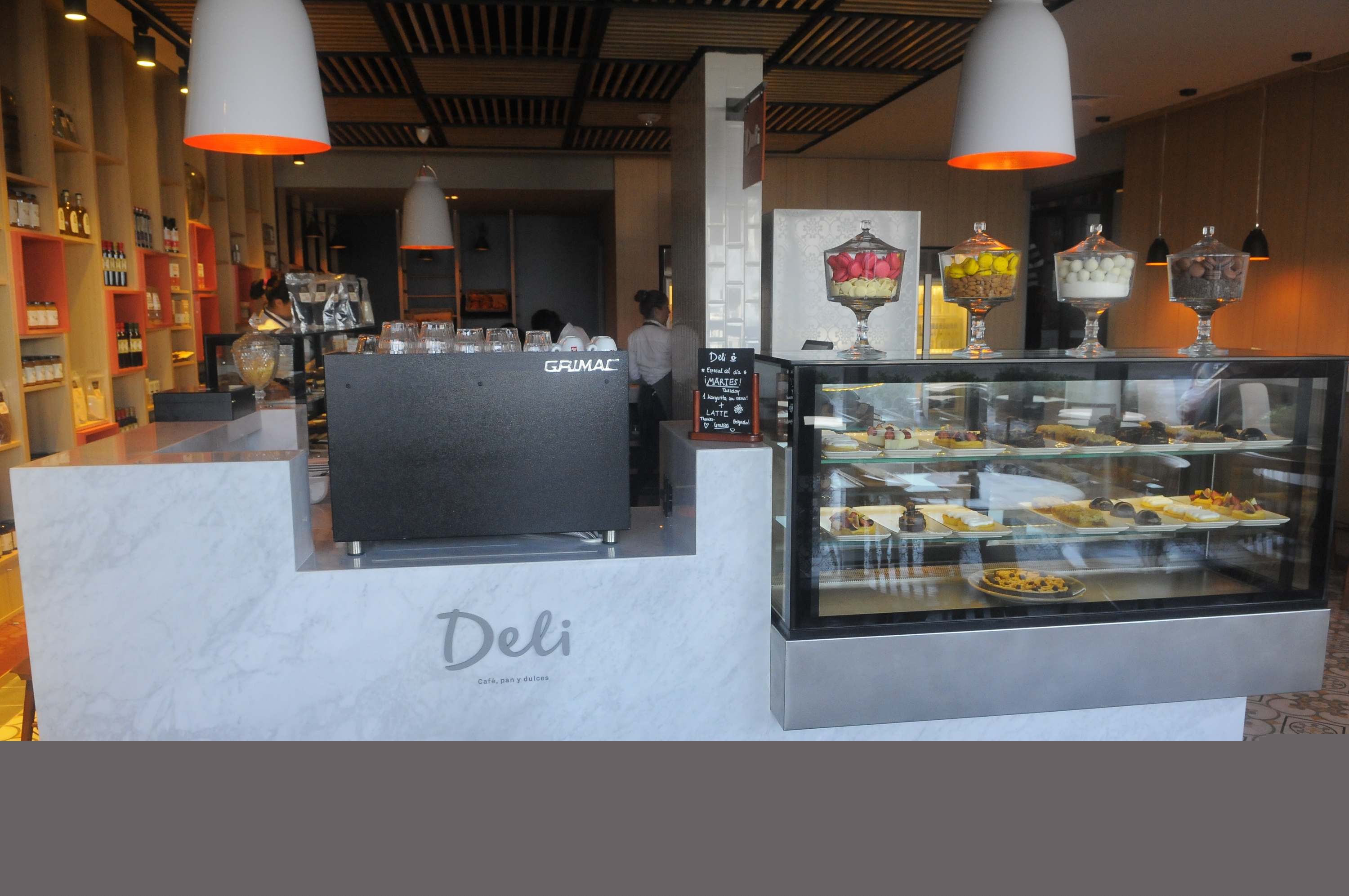 El Deli aspira a atraer a todo el barrio, y cuenta con un acceso directo a la rambla.