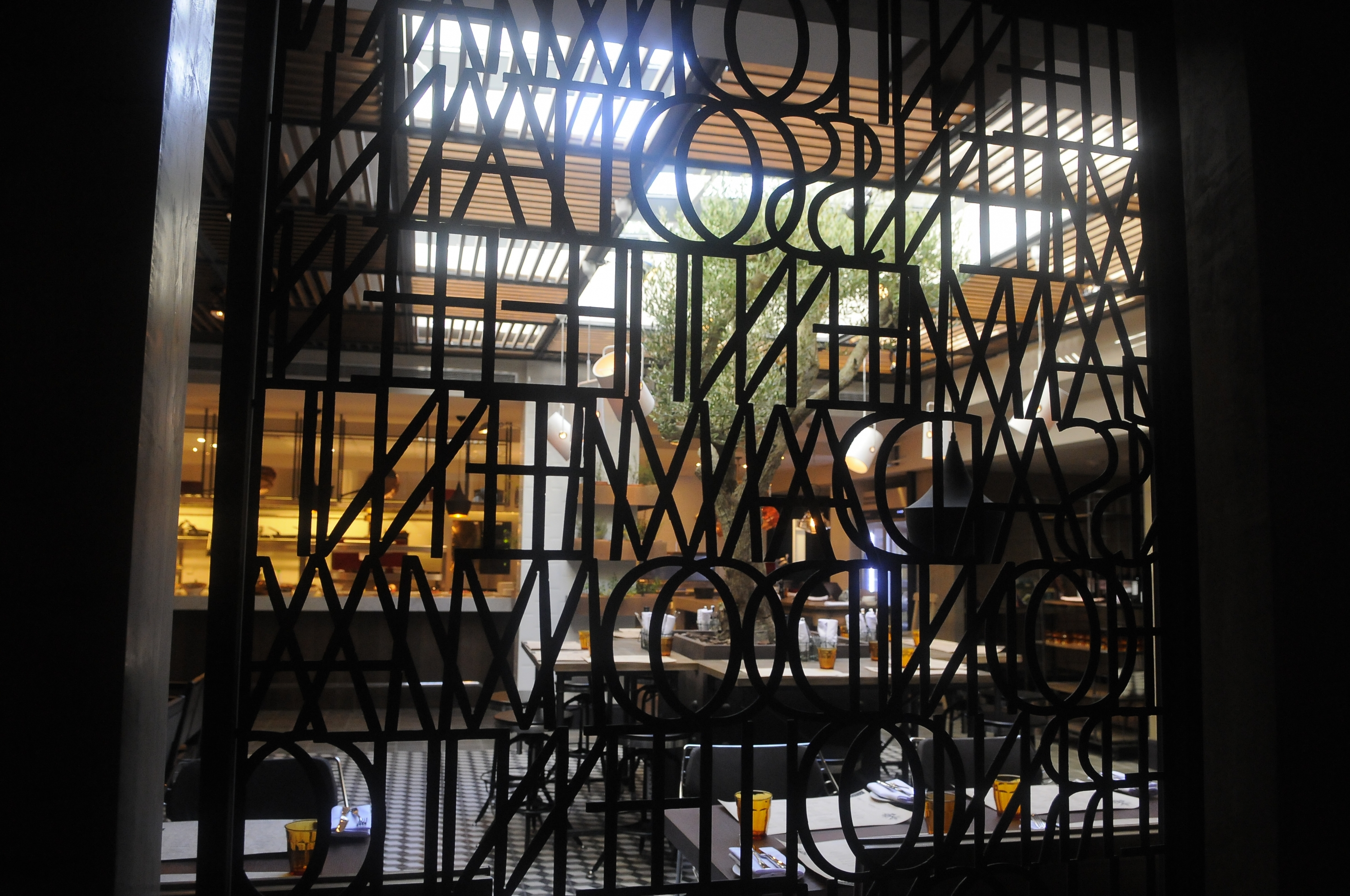 Las rejas con letras del poema de Idea Vilariño es un detalles exquisitos.&nbsp;