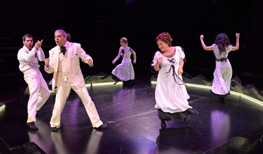 El eterno femenino de una imaginativa pintora