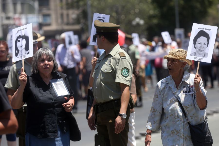 Chile: familiares de víctimas del régimen Pinochet protestaron ayer. Foto: EFE