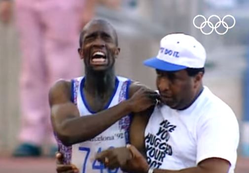Derek Redmond y su padre en el esfuerzo por llegar a la meta. Foto: Captura de video