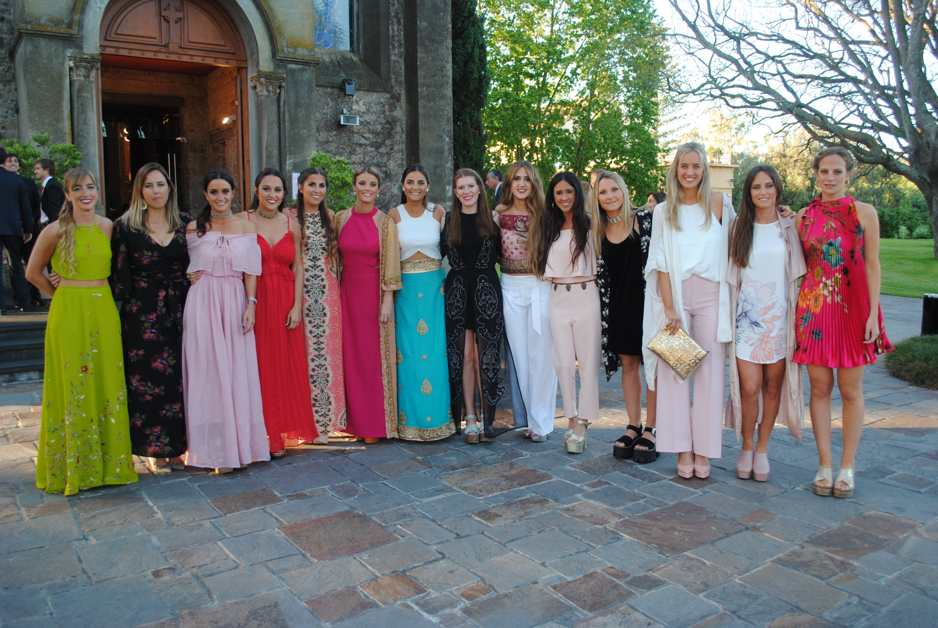 Las amigas de Martina esperándola en la iglesia.
