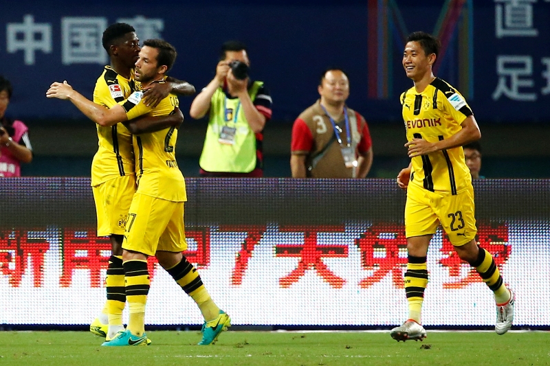 Dembelé, Castroy Kagawa festejan uno de los tantos del Borussia. Foto: Reuters