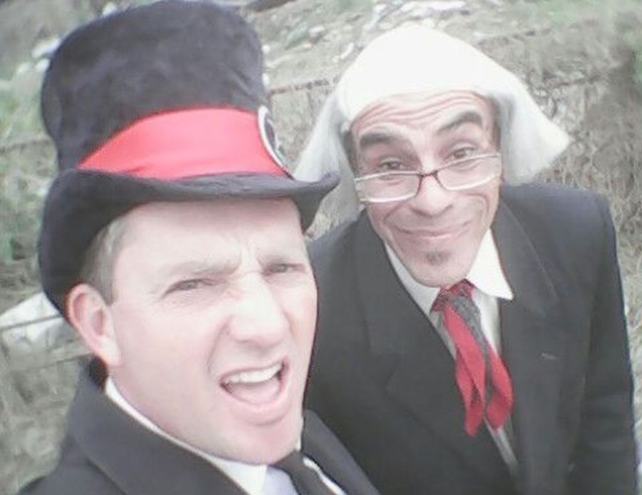 El mago junto al personaje del abuelito. Foto: F. Flores