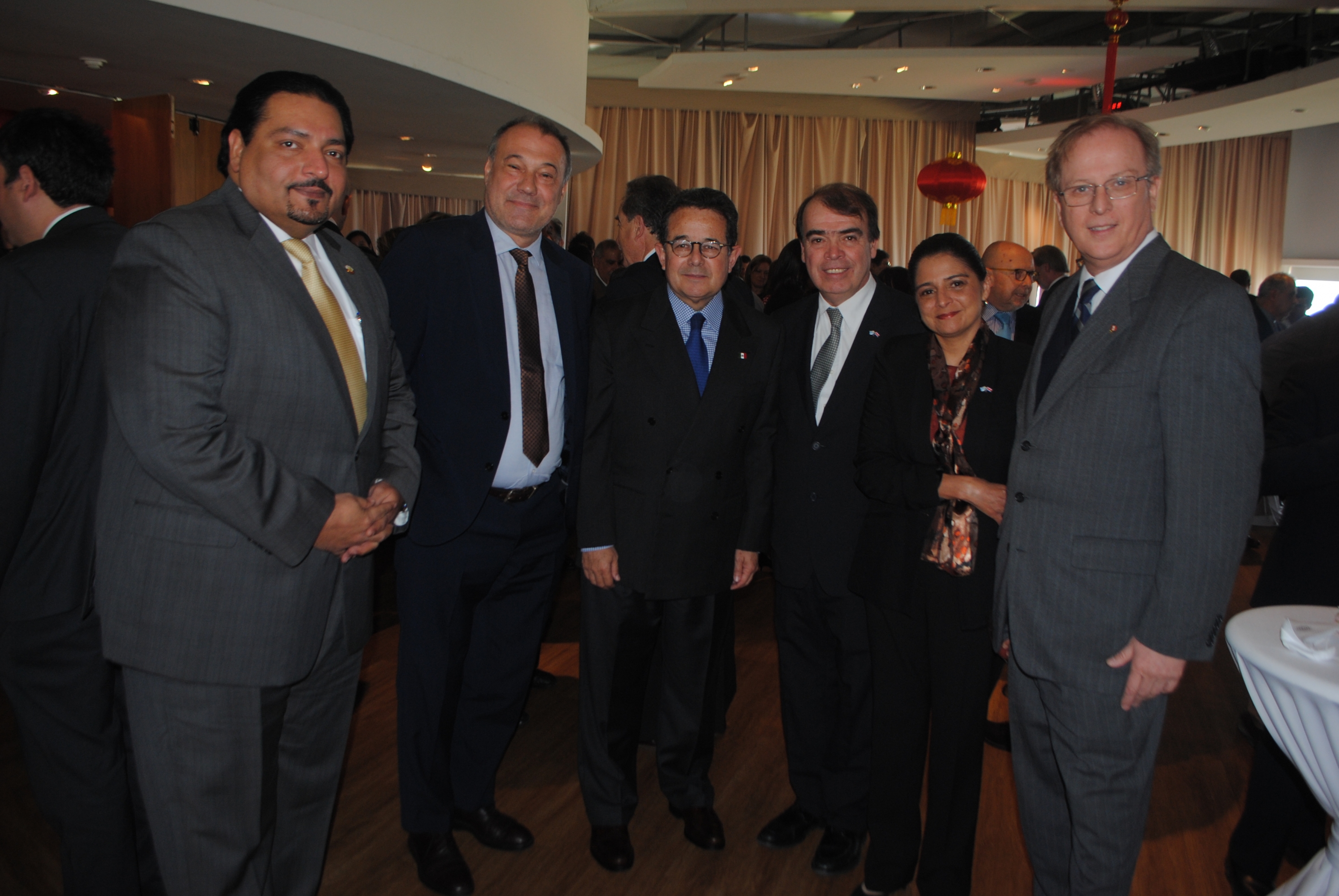 Embajador de Qatar Hassen Al-Jabir, Embajador de España Roberto Varela, Embajador de Méjico Armando Castellanos. Embajador de Costa Rica Arnoldo Herrera, Gabriela Villalobos,Embajador de Perú Augusto Arzubiaga.