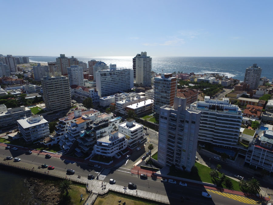 El eterno femenino de una imaginativa pintora