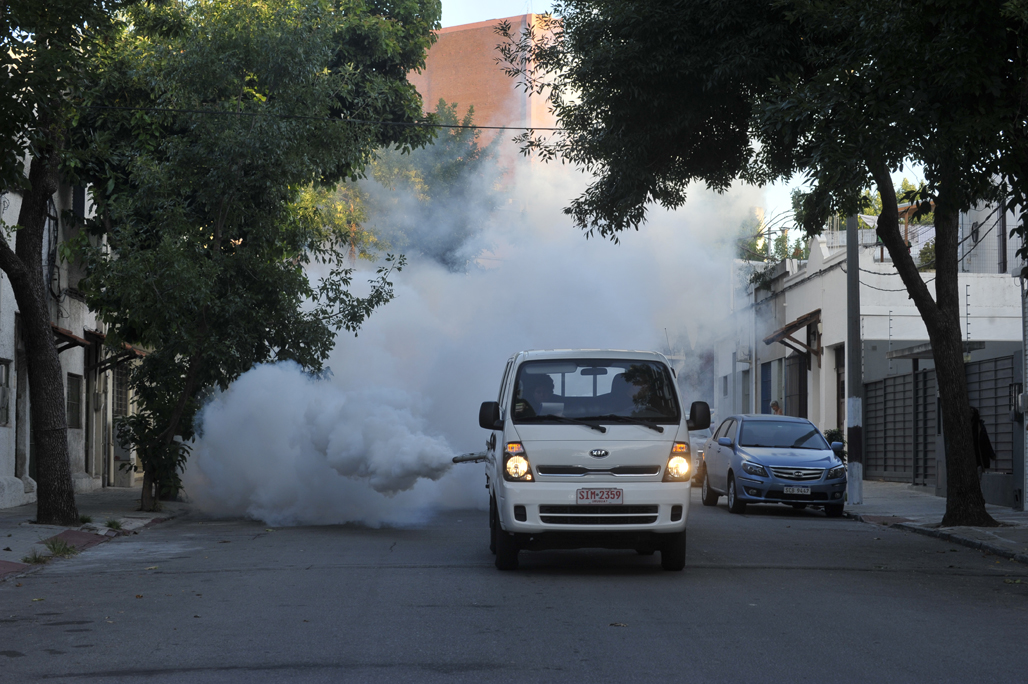 Fumigación en Pocitos contra el Aedes Aegypti. Foto: Leonardo Mainé