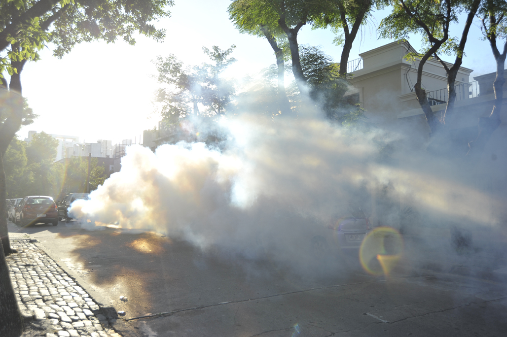 Fumigación en Pocitos contra el Aedes Aegypti. Foto: Leonardo Mainé