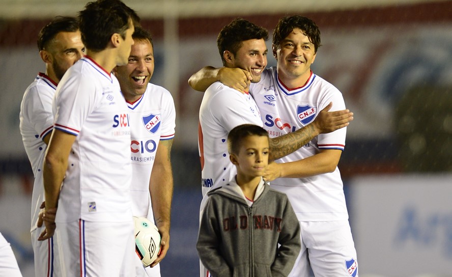 El abrazo entre Tabaré Viudez y Marcelo Gallardo en la despedida del