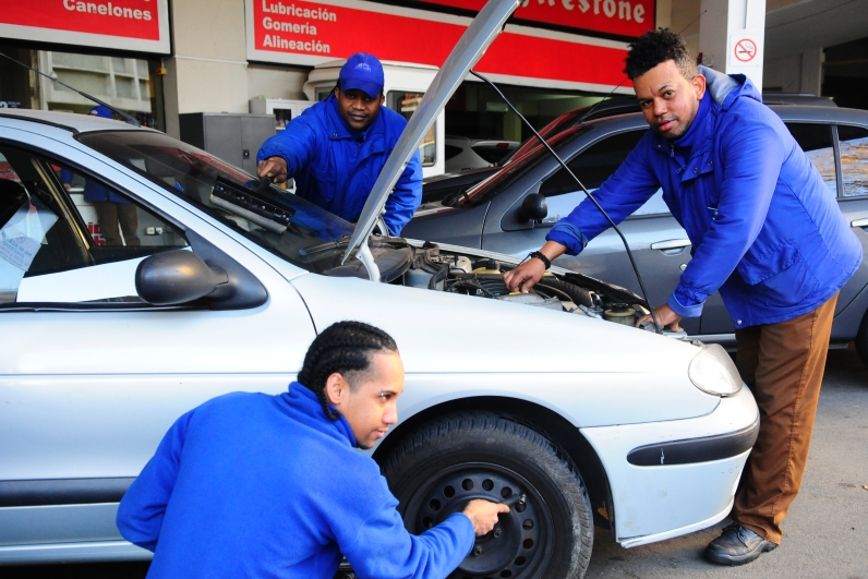 Carlos Osuna y César Beltre, dominicanos viviendo en Uruguay. Foto: Marcelo Bonjour.