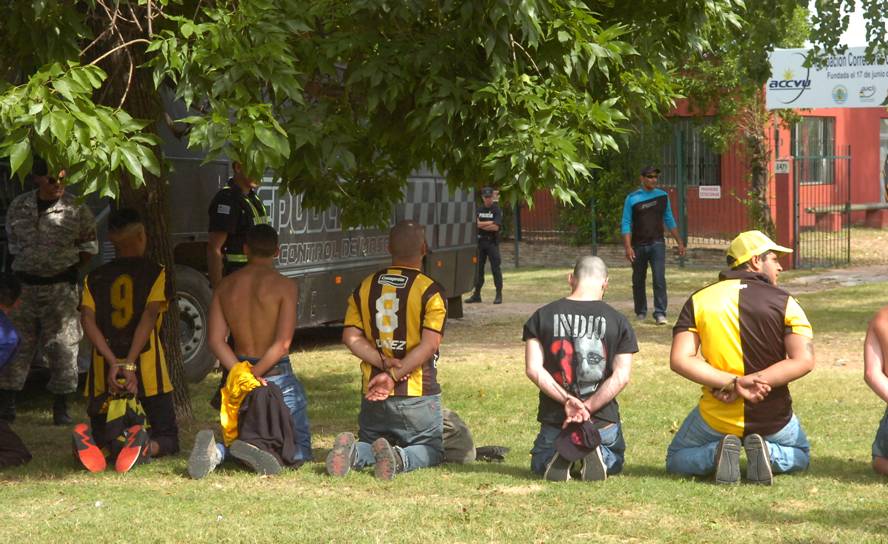 Los incidentes en la Ámsterdam y los alrededores del estadio Centenario en el Peñarol - Nacional. Foto: Marcelo Bonjour - El País.