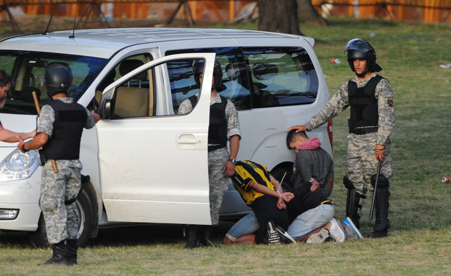 Los incidentes en la Ámsterdam y los alrededores del estadio Centenario en el Peñarol - Nacional. Foto: Fernando Ponzetto - El País.