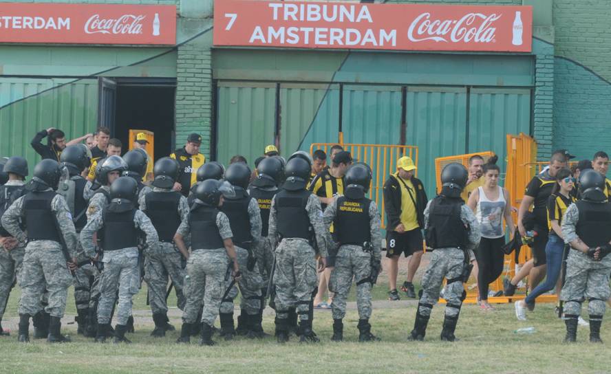 Los incidentes en la Ámsterdam y los alrededores del estadio Centenario en el Peñarol - Nacional. Foto: Marcelo Bonjour - El País.