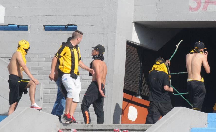 Los incidentes en la Ámsterdam y los alrededores del estadio Centenario en el Peñarol - Nacional. Foto: Marcelo Bonjour - El País.