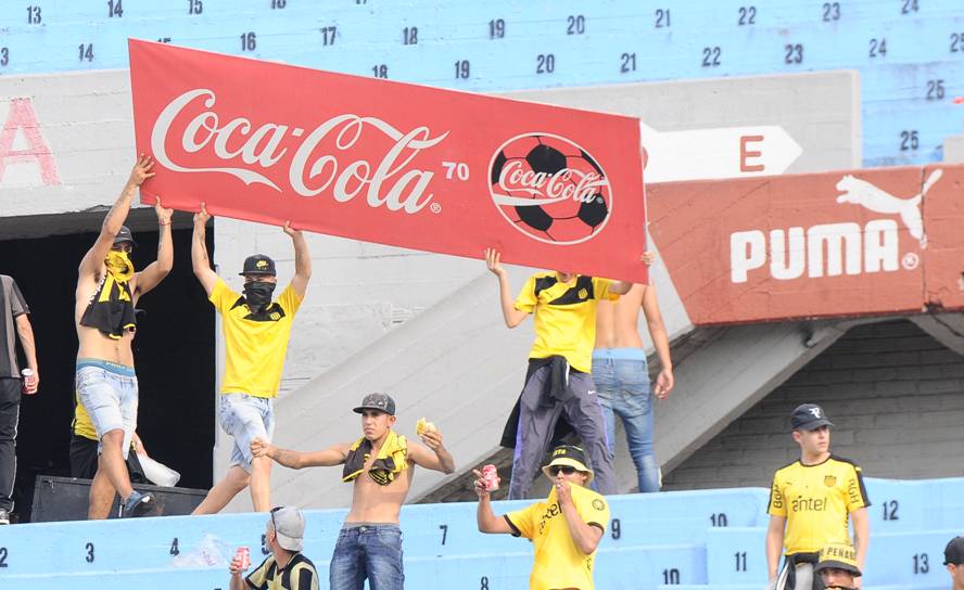 Los incidentes en la Ámsterdam y los alrededores del estadio Centenario en el Peñarol - Nacional. Foto: Marcelo Bonjour - El País.