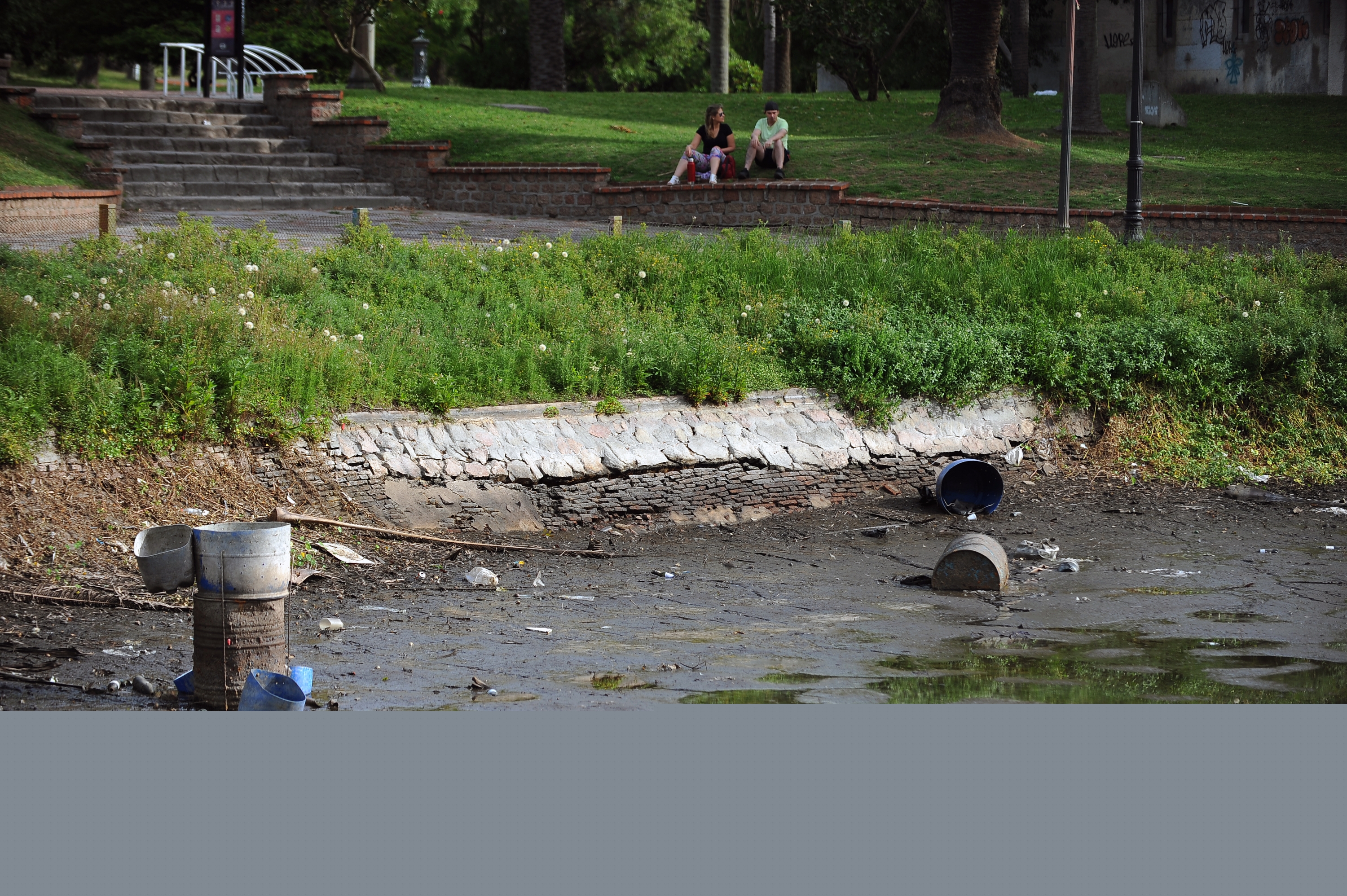 Así avanzan las tareas de vaciado del lago del Parque Rodó. Foto: Fernando Ponzetto
