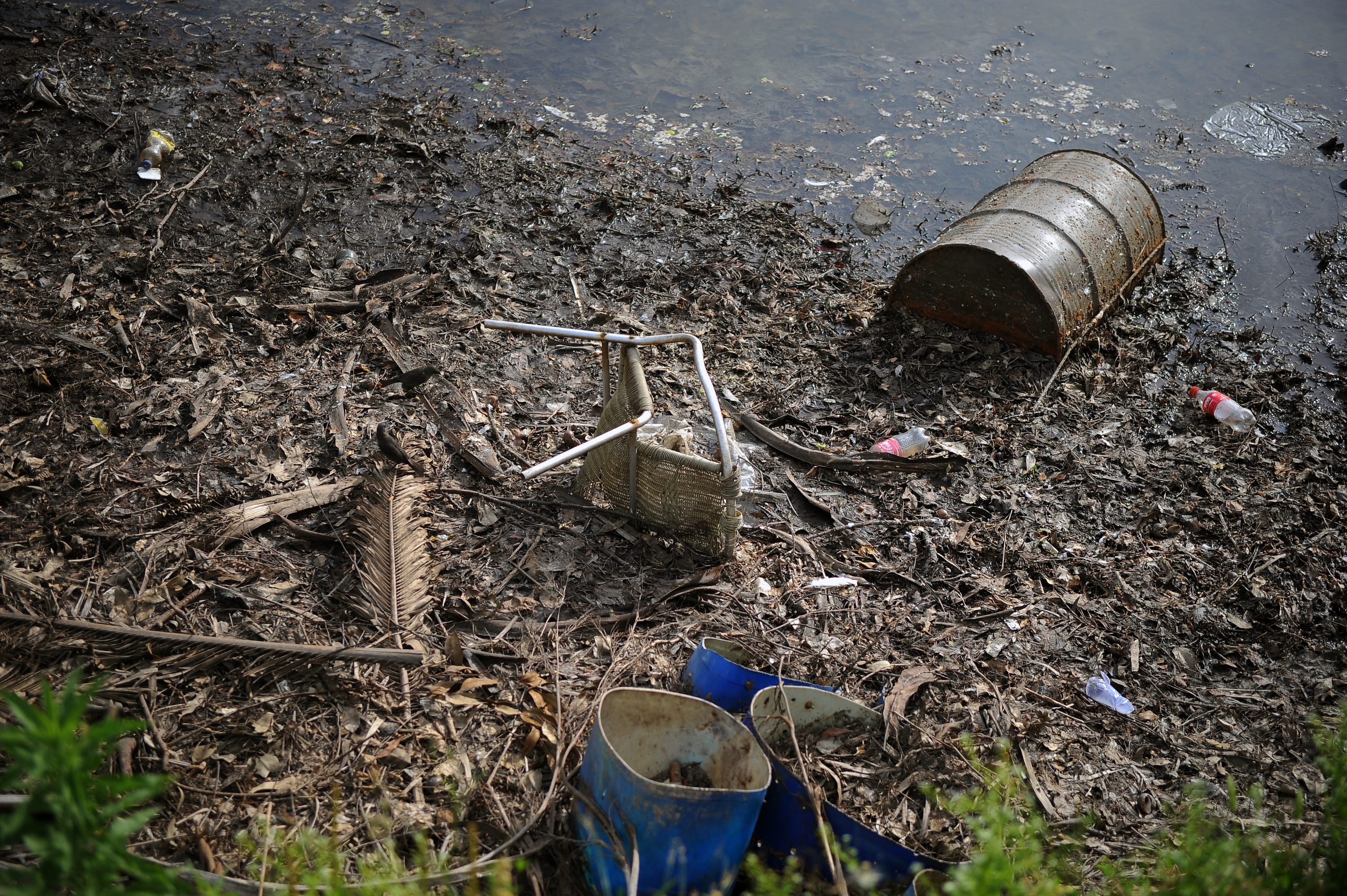 Así avanzan las tareas de vaciado del lago del Parque Rodó. Foto: Fernando Ponzetto