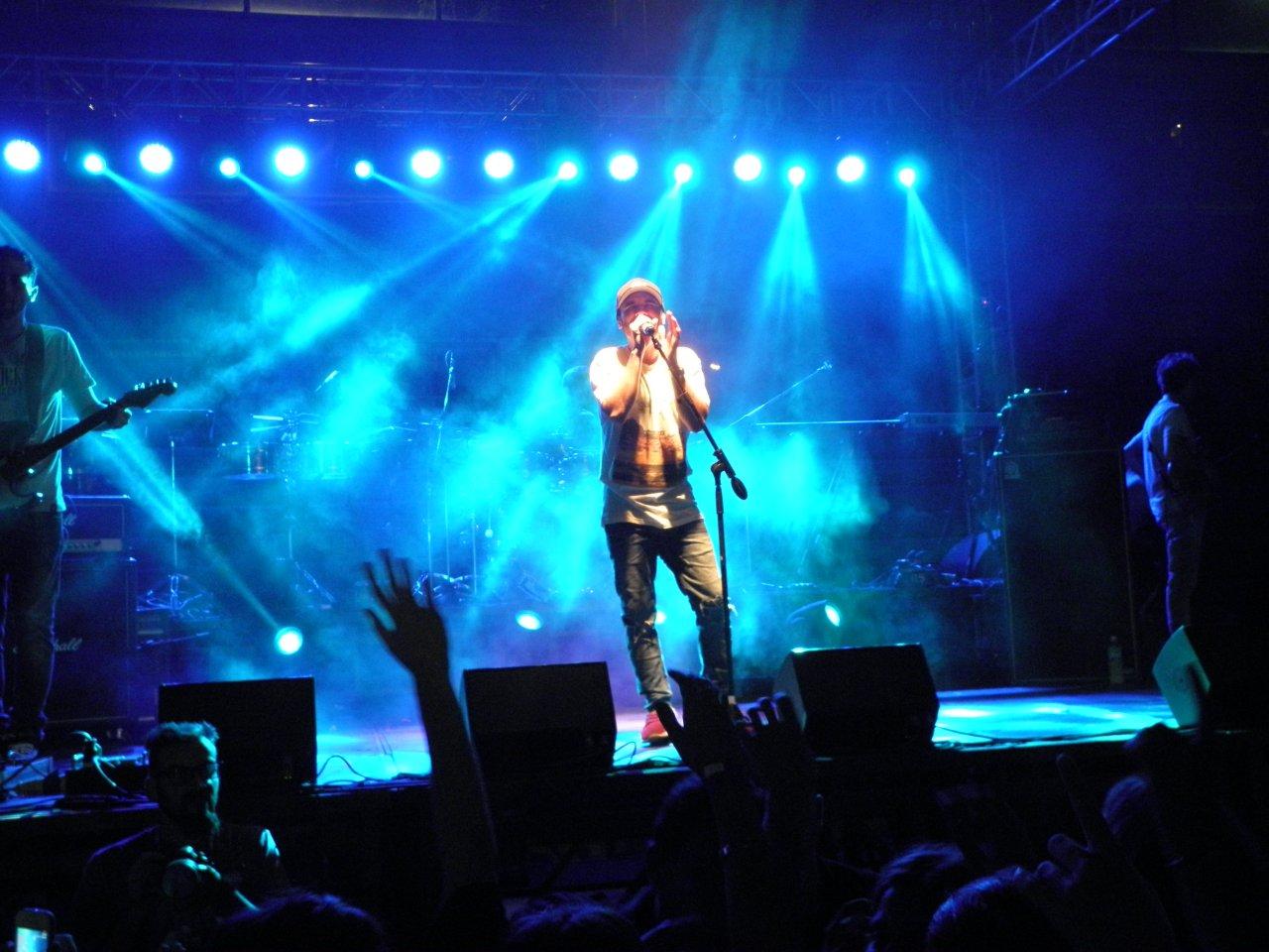 Agustín Casanova entonando los hits de la banda éxito del momento.