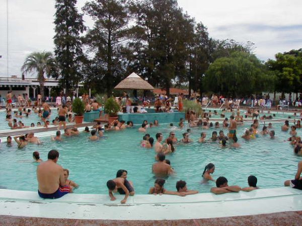 El eterno femenino de una imaginativa pintora
