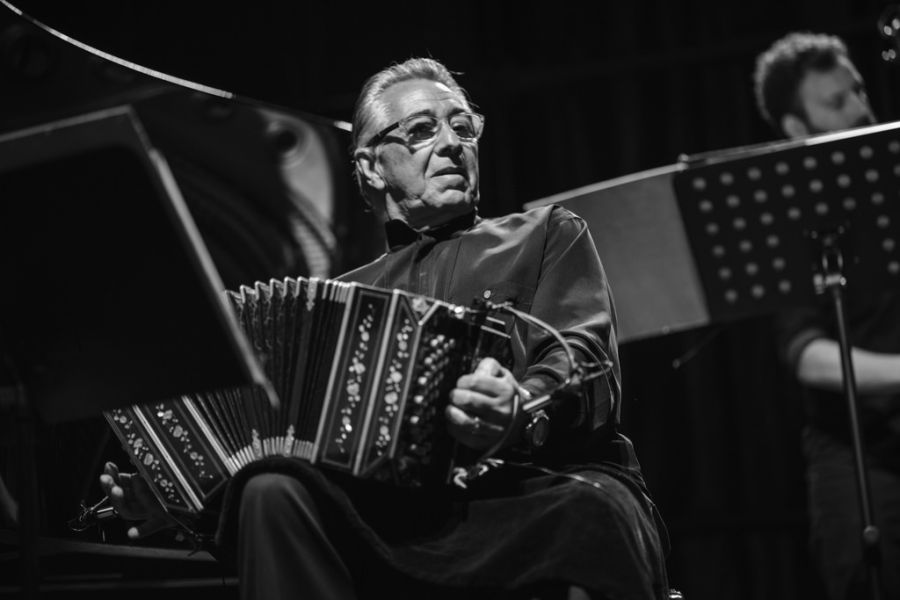 El eterno femenino de una imaginativa pintora