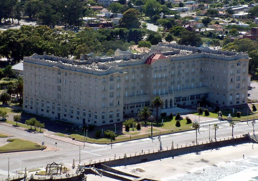 El eterno femenino de una imaginativa pintora