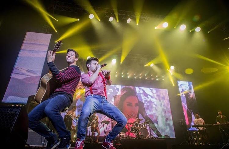 Danny Muller junto a Agustín Casanova en pleno show.