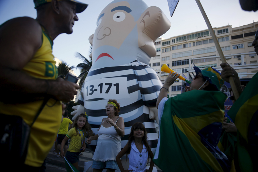 Ciudadanos se movilizan contra el gobierno con muñeco inflable que representa a Lula. Foto: Reuters