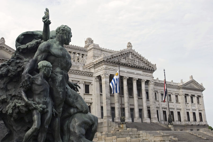 El eterno femenino de una imaginativa pintora