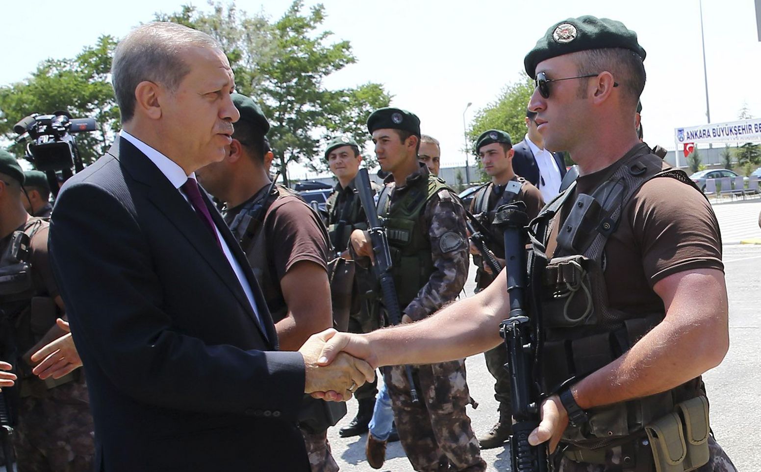 El eterno femenino de una imaginativa pintora