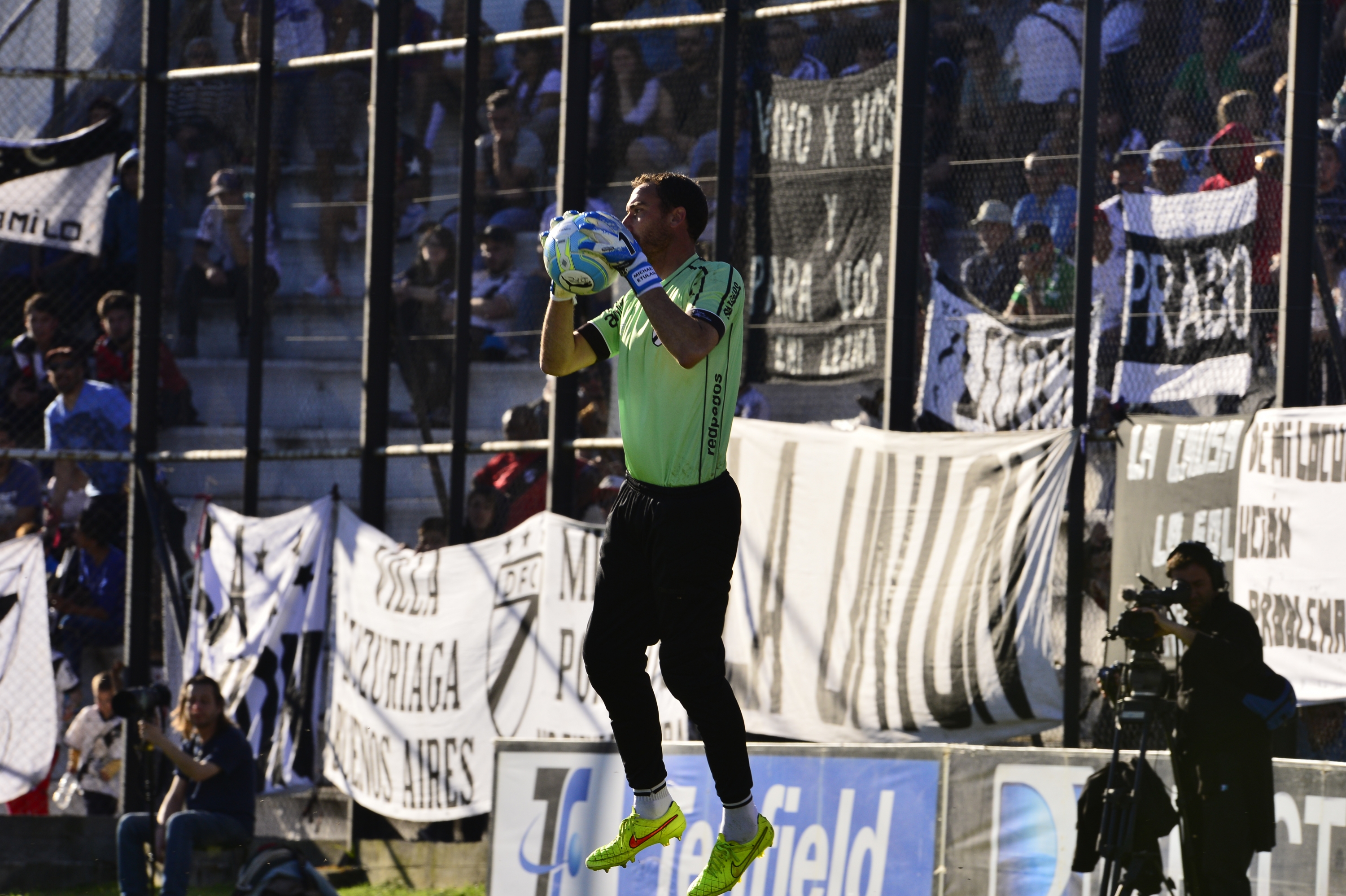 El eterno femenino de una imaginativa pintora