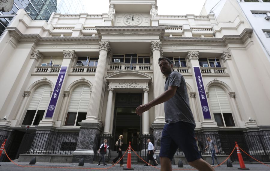 El eterno femenino de una imaginativa pintora